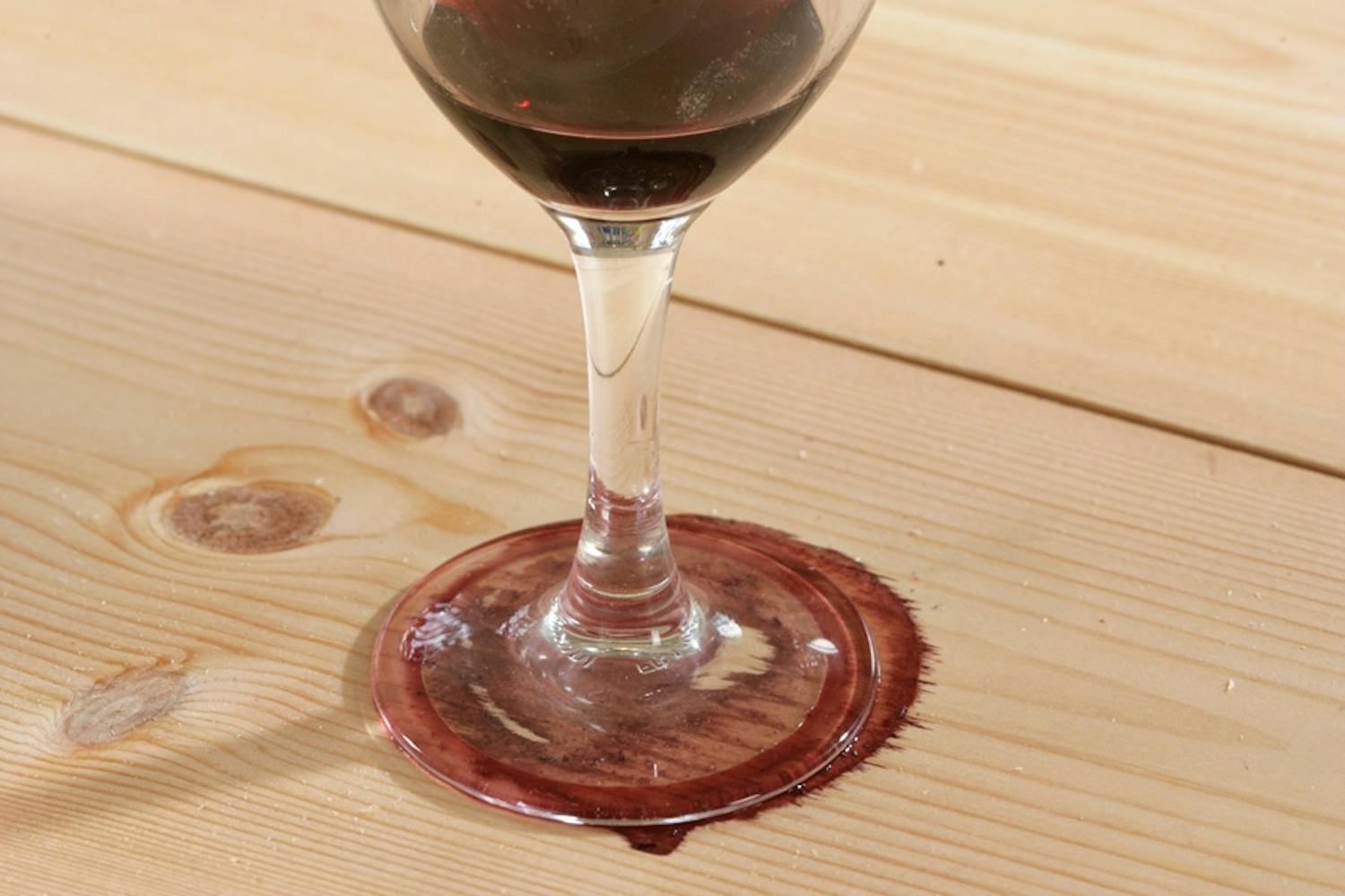 Rödvin på trägolv_Ta bort rödvinsfläcken Rödvin på trägolv_Ta bort rödvinsfläcken